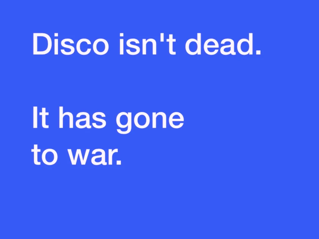 Helderblauwe achtergrond met witte tekst: Helderblauwe achtergrond met witte tekst:"Disco isn't dead. It has gone to war."