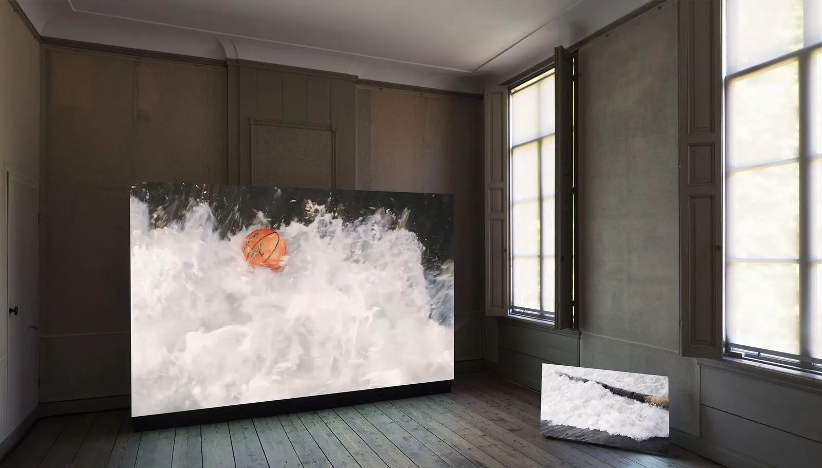 Groot scherm met een video van een basketbal die in een snelle waterstroom drijft, naast een kleiner scherm waarop hetzelfde water te zien is.
