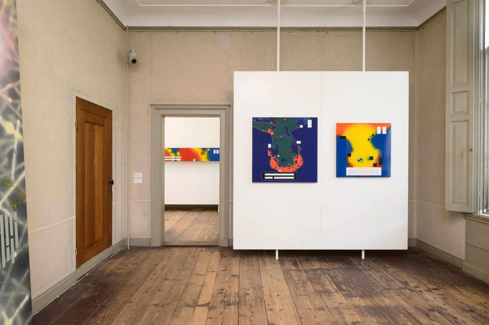 Twee kunstwerken die de uitstraling van thermische beelden oproepen in de tentoonstellingsruimte.