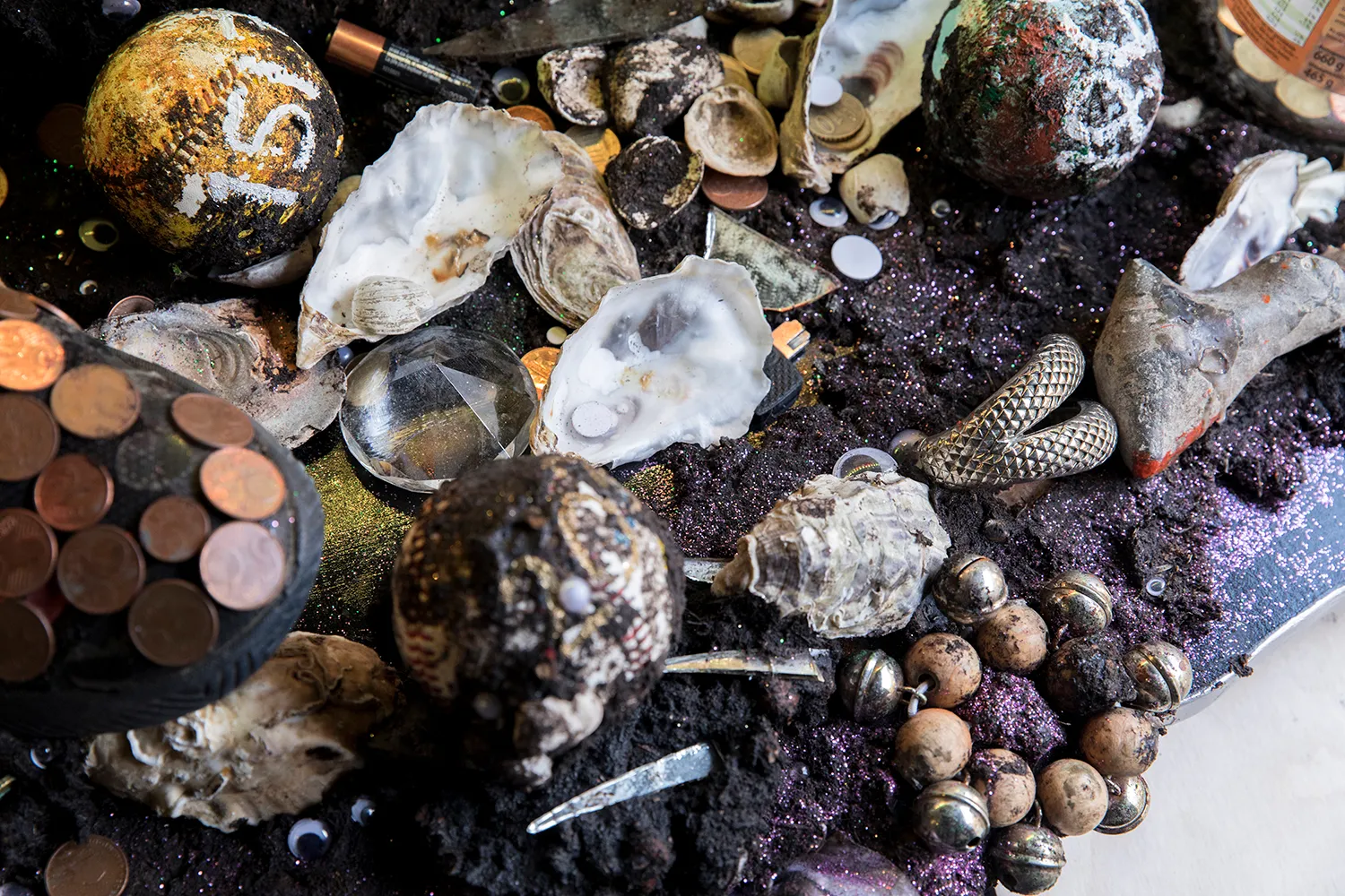 Close-up van het interieur van het busje met o.a. zeeschelpen, munten, glitters en bellen