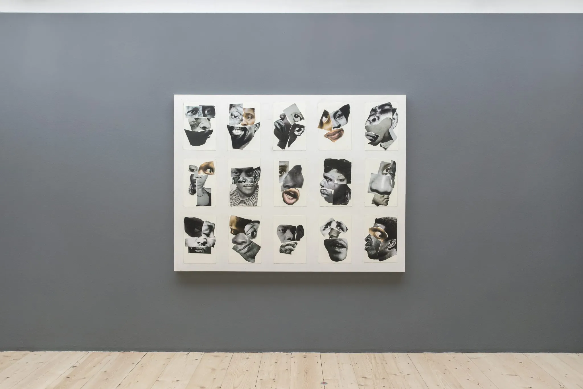 Collages van gezichten met verschillende onderdelen (ogen, oren, mond enz.), die in totaal 15 zwart-wit portretten vormen, aangebracht op een doek.