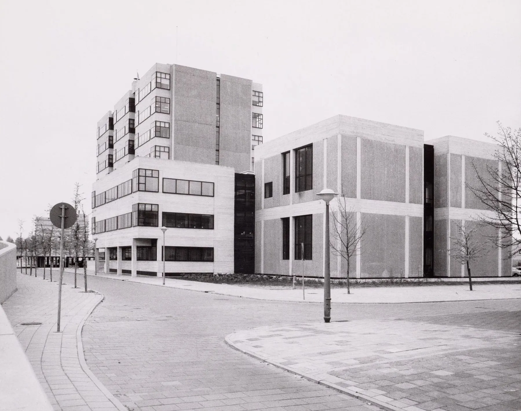 zwart-witfoto van het gebouw Parnassuweg 220 met enkele nieuw geplante bomen